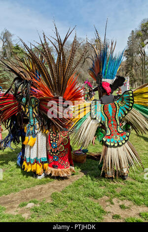 Danseurs aztèques assistant powow, Hart Memorial Park, Kern County, Californie. Banque D'Images