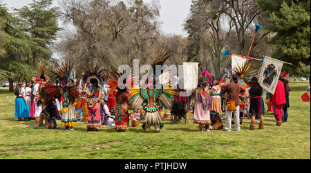 Aztec colorés des danseurs du groupe de danse & cérémonie présents, Hart Memorial Park, Bakersfield, comté de Kern, en Californie, aux États-Unis. Banque D'Images