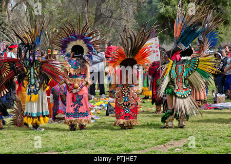 Groupe de danseurs aztèques colorés assistant au cermony et à la danse, Hart Memorial Park, Kern County, Californie. Banque D'Images