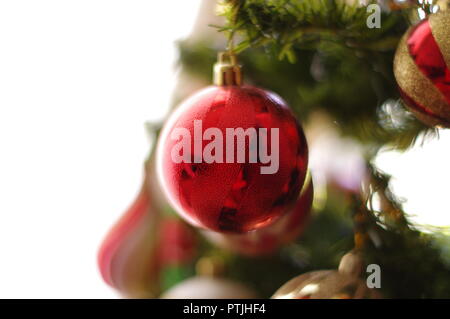 Noël Le Père noël vacances ornement avec bel arbre sur le fond non concentré Banque D'Images