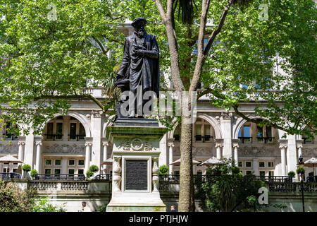 Whitehall Gardens sur Victoria Embankment avec William Tyndale Statue - London UK Banque D'Images