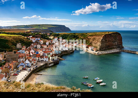 Après-midi au village de Staithes Penny Nab. Banque D'Images