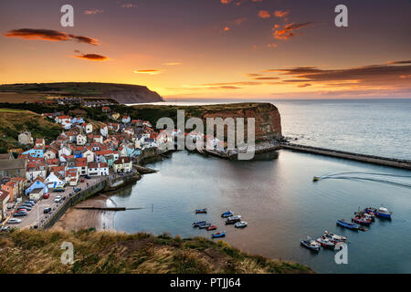 Coucher du soleil à Staithes village de Penny Nab. Banque D'Images