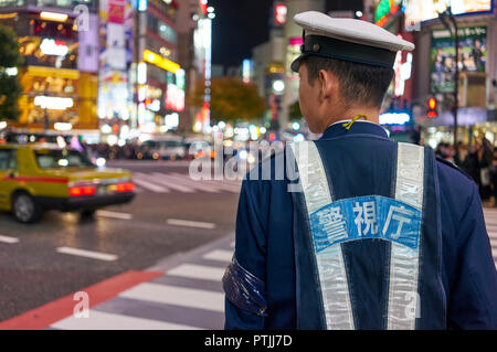 Policier japonais au croisement de Shibuya à Tokyo. Banque D'Images