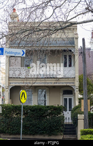Maison victorienne dans ElizabethStreet, Paddington, Sydney. La signalisation routière à l'avant. Banque D'Images
