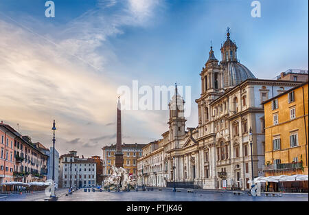 Sant'Agnese à Piazza Navona Basilique et Fontana dei Quattro Fiumi, vue dans un jour nuageux Banque D'Images