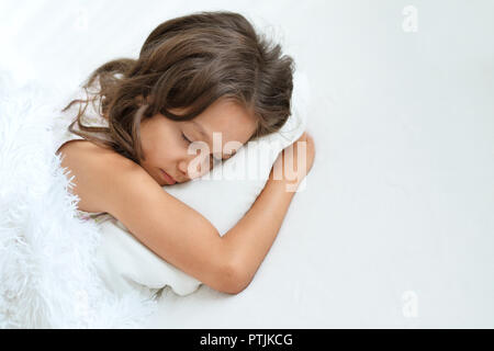 Portrait of cute little girl sleeping in bed Banque D'Images