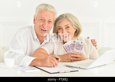 Portrait of senior woman avec moneyu showing Thumbs up Banque D'Images