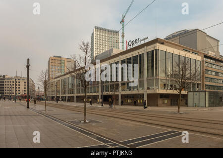 Francfort(MAIN),ALLEMAGNE - MARS 03,2018 : Opera c'est sur,Willy-Brandt-Platz dans le centre de la ville.Il y a beaucoup d'événements musicaux. Banque D'Images