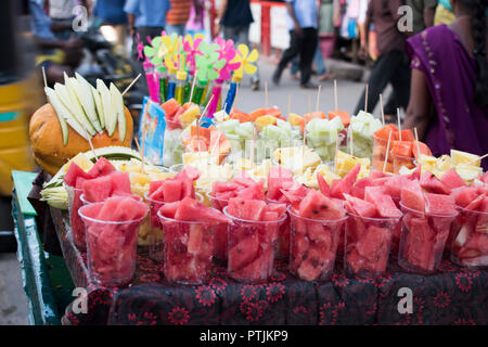 Vente de fruits fraîchement coupés sur street Banque D'Images