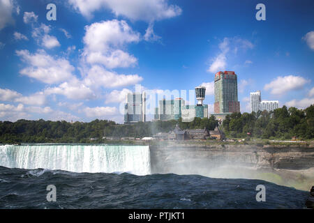 Niagara Falls, USA - Le 29 août 2018 : Très belle vue sur les chutes du Niagara du côté canadien avec de célèbres hôtels en face du côté américain, New York Sta Banque D'Images