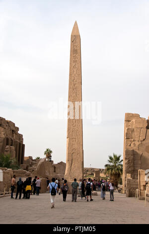 Les touristes voir l'obélisque de Thoutmosis I au complexe du temple de Karnak, Louxor, Egypte. Banque D'Images