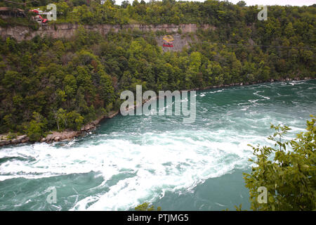 Niagara Falls, USA - Le 29 août 2018 : Aero voiture câble suspendu sur un câble robuste avec le point de vue de la Niagara Whirlpool rivières sauvages de New York Stat Banque D'Images