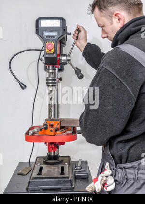 Machiniste de percer le trou dans un profil en métal Banque D'Images