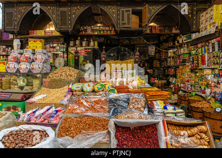 Les épices et les fruits secs en vente en boutique d'épices, Khan el Khalili Banque D'Images