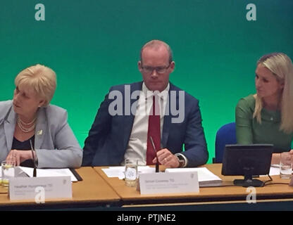 (De gauche à droite), Ministre pour l'entreprise, l'entreprise et de l'innovation Heather Humphreys, Ministre des affaires étrangères Simon Coveney et le ministre des Affaires européennes, Helen McEntee à des bâtiments gouvernementaux, Dublin. Banque D'Images