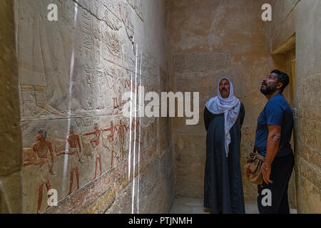 Reliefs colorés sur les murs de la Mererouka et tombes Kagemni au nord de la pyramide de Téti à Saqqarah,la nécropole de l'ancienne capitale égyptienne Banque D'Images