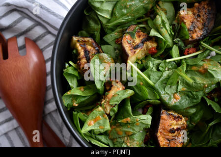 Aubergine grillée et salade d'épinards Banque D'Images