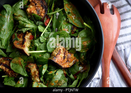 Aubergine grillée et salade d'épinards Banque D'Images