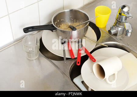 La vaisselle sale dans l'évier. Banque D'Images