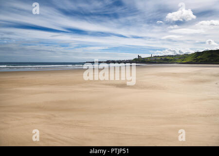 Vue sur le village de Banff MacDuff sur la rivière Deveran une large plage de sable fin à la baie de Banff Aberdeenshire, Scotland UK Moray Firth Banque D'Images