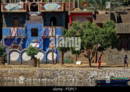 Maisons colorées dans un village sur les rives du Nil en Egypte Banque D'Images