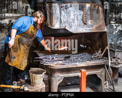 Forgeron au travail. Forgeron de travail au Musée national des Slate de Galles à Llanberis au nord du Pays de Galles Banque D'Images