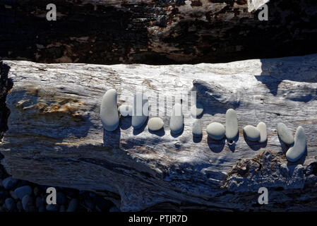 Maison de vacances en pierres sur écrit un journal sur la plage Banque D'Images