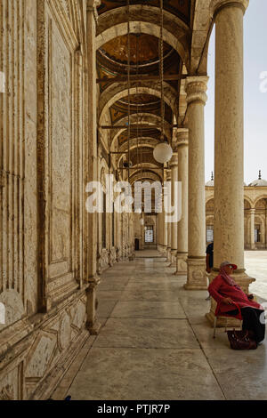 Portique couvert d'albâtre entourant la cour de la mosquée de Mohamed Ali au Caire Islamique Banque D'Images