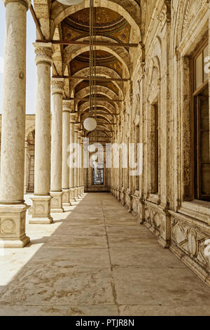 Une vue générale de l'une des arcades entourant la cour ouverte de la mosquée de Mohammed Ali à la Citadelle au Caire Islamique Banque D'Images