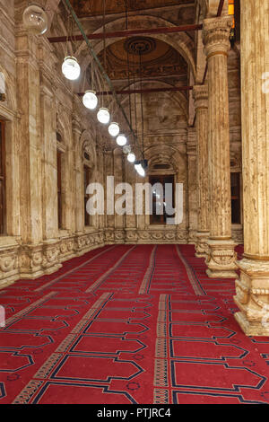 Des colonnes de marbre les galeries sur les côtés du Sanctuaire Salle de la mosquée de Mohamed Ali dans la Citadelle du Caire Banque D'Images