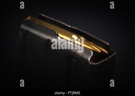 US ARMY fusil M16 20ème guerre Vietnam Magazine avec ammo sur fond noir Banque D'Images