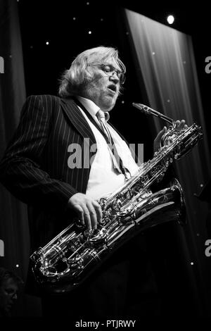 Rod Mason sur le saxophone baryton avec Crossover Atlantique Jazz Festival 2018, Scarborough Banque D'Images