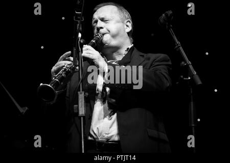 Alan Barnes du solo à la clarinette avec son octet, Scarborough Jazz Festival 2018 Banque D'Images