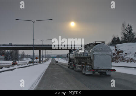 Un camion-citerne sur l'autoroute, l'hiver en Finlande. Photo prise à Vantaa, Finlande. L'hiver 2018 Banque D'Images