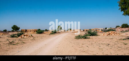 Village au bord du désert du Thar près de Jaisalmer Banque D'Images