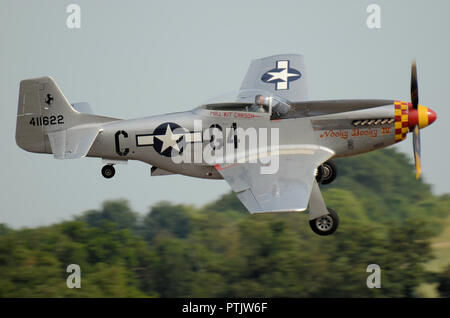 North American P-51 Mustang avion de chasse nommé Nooky, IV volant à un meeting aérien. Volant à basse altitude au cours des arbres. Le train roulant Banque D'Images