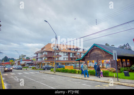 FRUTILLAR, CHILI - 23 septembre, 2018 : vue extérieure de balades touristiques dans la rue à proximité de magnifiques bâtiments typiques en bois de Frutillar, au Chili Banque D'Images