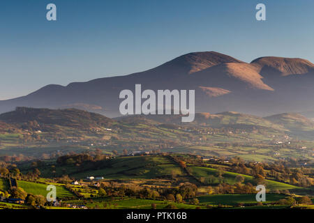 Les montagnes de Mourne (Slieve Donard Slieve et Commedagh) avec brouillard dans lumière du soir vu depuis le sommet de Windy Gap dans les Dromara Hills, comté de Down Banque D'Images