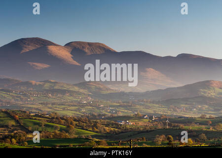 Les montagnes de Mourne, Slieve Donard Slieve (Commedagh & Corragh Slieve) avec la lumière du soir brume en vue du sommet de l'écart dans la windy hil Dromara Banque D'Images