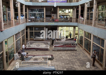 YAZD, IRAN - le 10 août 2015 : Les tapis à vendre dans le quartier de la tapis Kashan Bazar. Les tapis sont un des symboles de la culture persane. K Banque D'Images