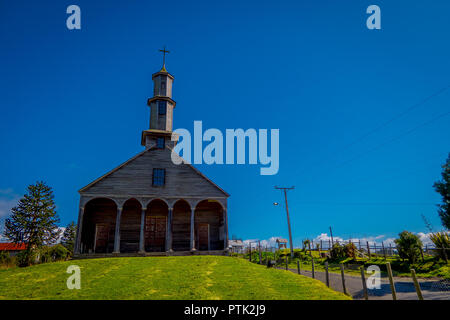 Chiloé, Chili - 27 septembre, 2018 : vue extérieure de l'église, l'un de quinchao world heritage églises en bois situé à l'île de Chiloé, au sud du Chili en belle journée ensoleillée avec fond de ciel bleu Banque D'Images