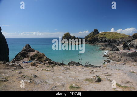 Kynance Cove situé sur la péninsule du Lézard à deux miles au nord de cap Lizard. Destination de vacances d'été. Banque D'Images