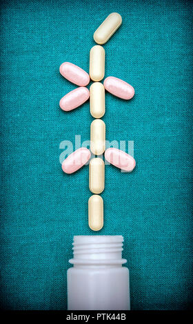 Certains comprimés rose et de crème sur un bateau, conceptual image Banque D'Images