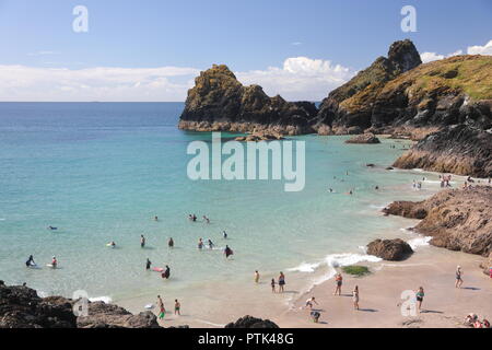 Kynance Cove situé sur la péninsule du Lézard à deux miles au nord de cap Lizard. Destination de vacances d'été. Banque D'Images