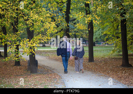 L'âge moyen en train de marcher dans le jardin Saxon Park à Varsovie, Pologne Banque D'Images