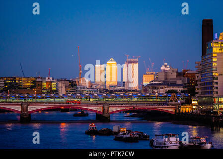 Toits de Londres dans l'heure bleue Banque D'Images