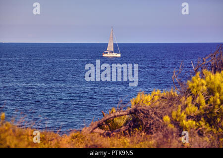 Lonely voilier sur la côte de Majorque, Espagne, photo aux tons de couleur. Banque D'Images