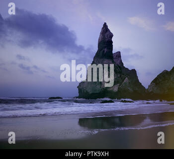 La photographie analogique. Le moyen format 6x7. Slide 120. La belle et difficile d'accéder à la plage, Ours Praia da Ursa, voyant son célèbre bear rock, à l'ud Banque D'Images