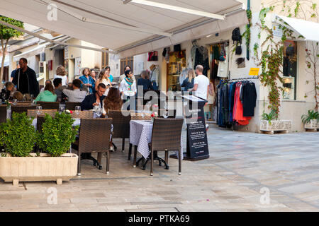 ALCUDIA, Majorque, ESPAGNE - Octobre 2nd, 2018 : Les gens aiment manger dehors et shightseeing dans la vieille ville d'Alcudia Banque D'Images